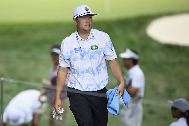 임성재·김시우, BMW 챔피언십 첫날 공동 25위 - [오윙스밀스=AP/뉴시스] 임성재가 14일(현지 시간) 미 메릴랜드주 오윙스밀스 케이브스 밸리 GC에서 열린 미국프로골프(PGA) 투어 플레이오프(PO) 2차전 BMW 챔피언십 첫날 9번 홀 티잉 구역으로 걸어가고 있다. 임성재는 1오버파 71타로 김시우와 함께 공동 25위를 기록했다. 2025.08.15.   <저작권자ⓒ 공감언론 뉴시스통신사. 무단전재-재배포 금지.>