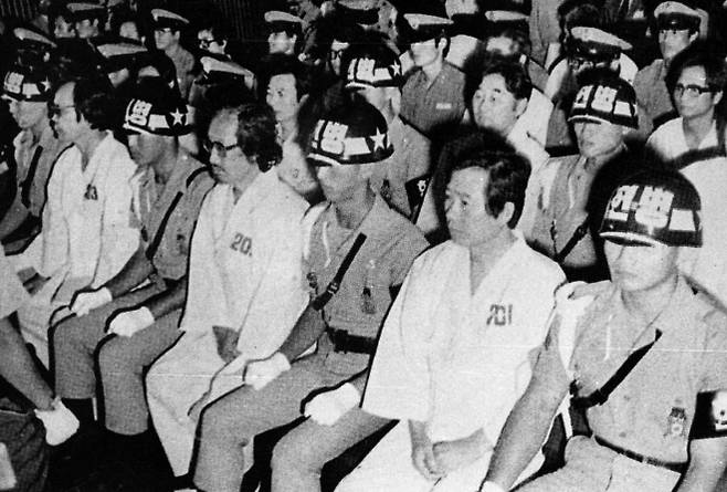 1980년 내란음모사건으로 군사 법정에서 재판받는 있는 김대중 전 대통령(오른쪽 두 번째). 최근 미국 국립문서기록관리청이 ‘김대중 내란음모사건’ 관련 문서를 기밀 해제했다고 국사편찬위원회가 밝혔다. 서울신문DB