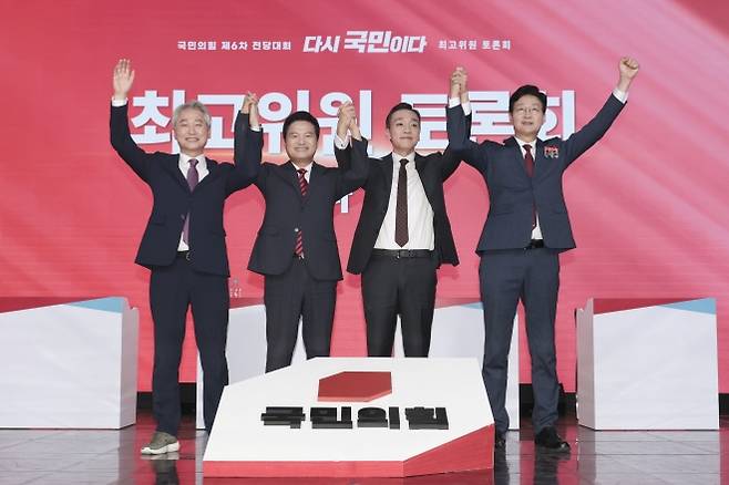 최고위원 후보 토론회 - 18일 서울 강서구 ASSA 아트홀에서 열린 국민의힘 8·22 전당대회 출마 최고위원·청년 최고위원 후보 토론회에서 최고위원에 출마한 김근식(왼쪽부터), 김태우, 김민수, 손범규 후보가 기념 촬영을 하고 있다. 2025.8.18 국민의힘 제공