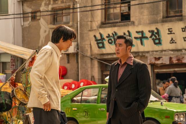 디즈니+ '파인: 촌뜨기들'의 스틸컷. 사진 제공=디즈니+