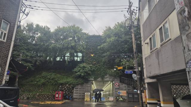 서울 성동구 성수전략정비구역 1지구에서 강변북로 아래를 통해 한강으로 연결되는 통로를 사람들이 지나고 있다. 사진=박경훈기자