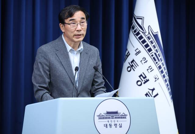 전성환 경청통합수석이 18일 용산 대통령실 기자회견장에서 청년담당관 채용 관련 브리핑을 하고 있다. 연합뉴스