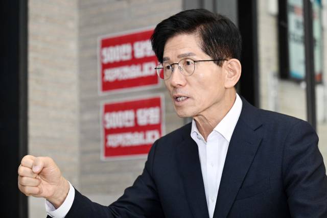 국민의힘 대표 선거에 출마한 김문수 후보가 서울 여의도 국민의힘 중앙당사에서 김건희 특검의 당사 압수수색에 항의하는 농성을 이어가며 서울경제신문과 인터뷰를 하고 있다. 조태형 기자