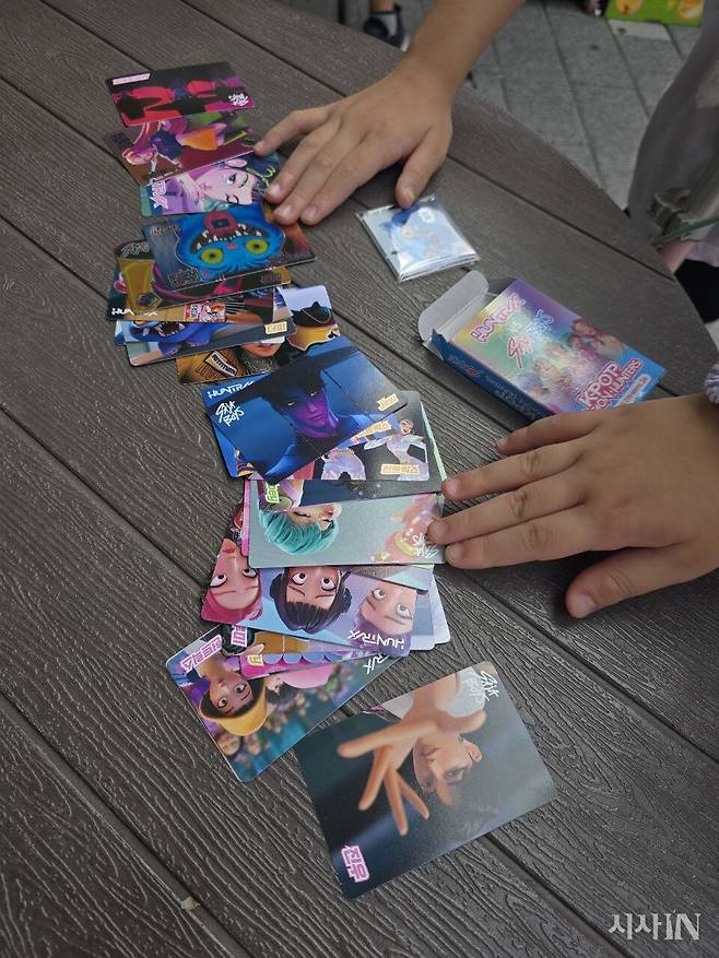 초등학생들 사이에서 <케이팝 데몬 헌터스> 포토카드가 유행하고 있다. ⓒ시사IN 임지영