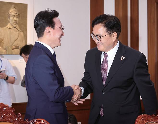 우원식 국회의장(오른쪽)이 7월4일 국회의장실을 예방한 김민석 국무총리와 인사하고 있다. ⓒ연합뉴스