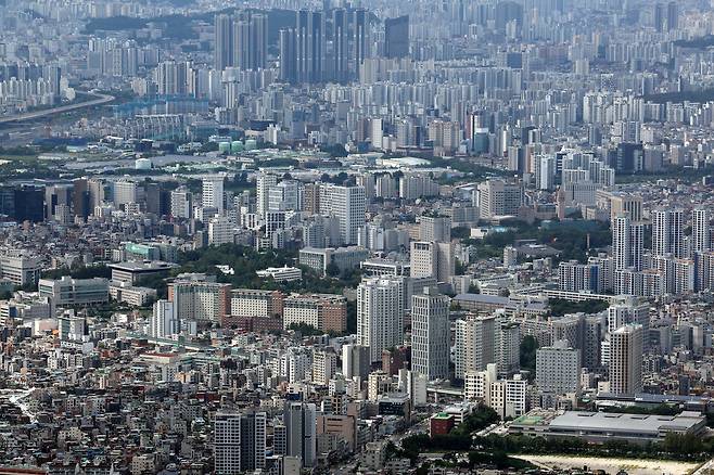 지난 17일 서울 송파구 롯데월드타워 전망대 서울스카이에서 바라본 서울 시내 아파트 단지의 모습 ⓒ연합뉴스