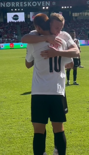 조규성(앞)은 17일(한국시간) 바일레 스타디온에서 벌어진 바일레 BK와 2025~2026시즌 덴마크 수페르리가 5라운드 원정경기에서 후반 45분 아담 북사(뒤) 대신 교체투입돼 그라운드를 누볐다. 448일만의 복귀전을 앞두고 북사로부터 격려가 담긴 포옹을 받는 모습. 사진출처│미트윌란 인스타그램