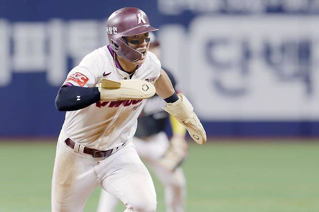 키움 송성문은 올 시즌 KBO 최장 34연속 도루 성공, 20홈런-20도루 등 그동안 생각지 못했던 기록들을 달성하며 의미 있는 한해를 보내고 있다. 키움에 남다른 애정을 보인 그는 “내 계약 기간인 6년 안에 우승할 수 있었으면 좋겠다”고 의지를 보였다. 뉴시스
