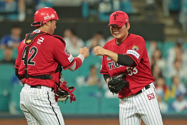 KIA 김기훈(오른쪽)은 8월 등판한 4경기에서 좋은 투구를 선보이며 안정감을 찾아가고 있다. 그는 왼손투수가 부족한 투수진에 큰 힘이 되주리라 많은 기대를 받고 있다. 사진제공｜KIA 타이거즈