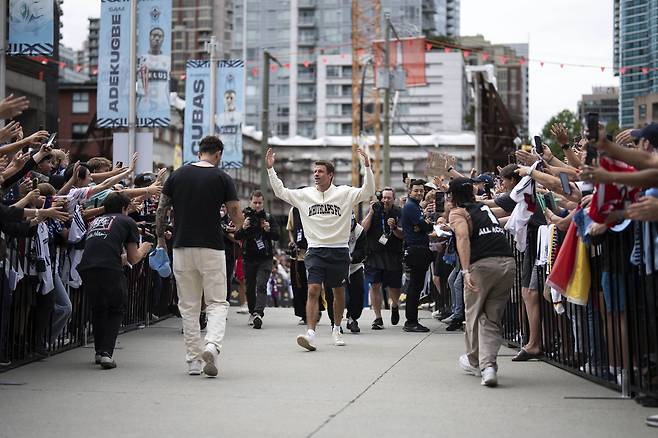 밴쿠버 화이트캡스 토마스 뮐러가 18일 MLS 휴스턴전을 앞두고 경기장에 입장하며 홈팬들의 열렬한 환호를 받고 있다. AP연합뉴스