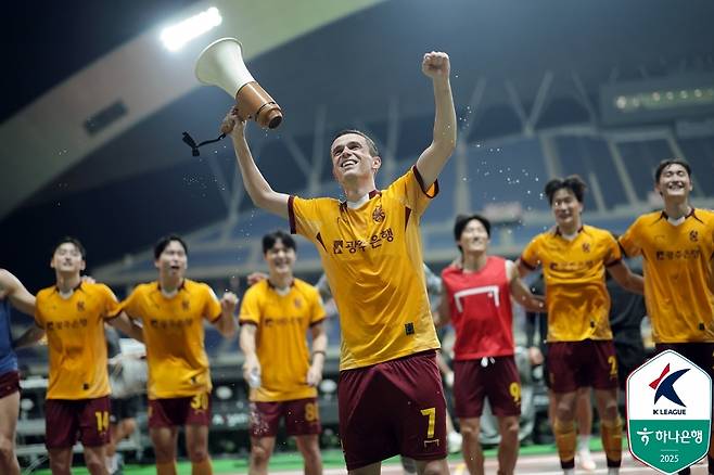 아사니가 지난 17일 광주월드컵경기장에서 열린 K리그1 26라운드 대전 하나시티즌과 홈경기에서 2-0으로 승리한 뒤 팬들에게 인사하고 있다. 프로축구연맹 제공