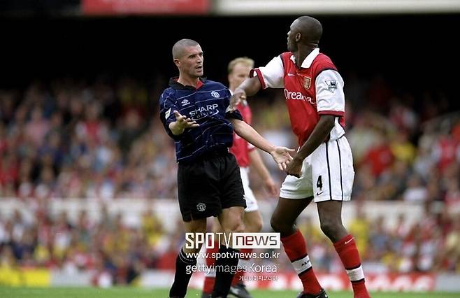 ▲ 2005년 2월 맨유와 아스널은 EPL 경기를 앞두고 로커룸과 피치를 연결하는 터널에서 로이 킨(왼쪽)과 파트리크 비에라의 거친 말다툼이 두 팀 선수단 집단 싸움으로 번진 이른바 '터널 충돌(tunnel bust-up)'로 세계 축구계 이목을 집중시켰다.