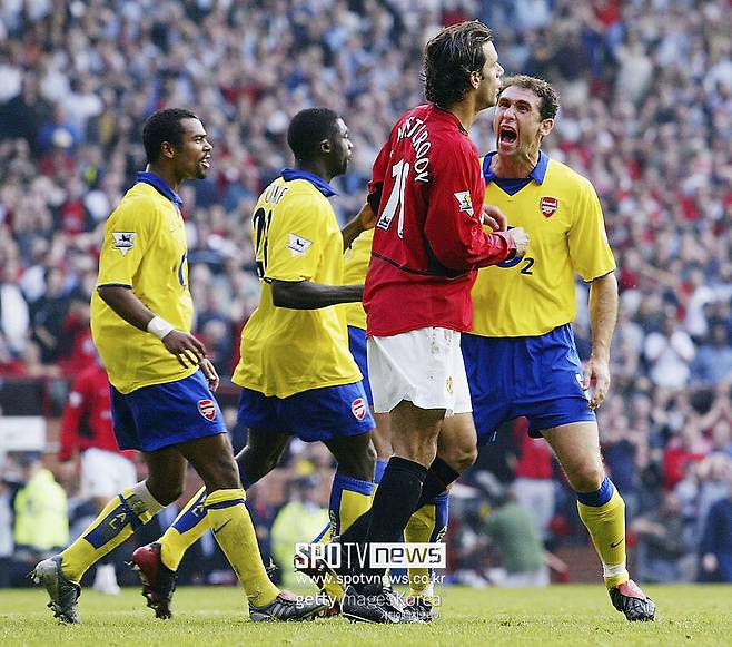 ▲ 2004년 9월 21일 경기 내내 파트리크 비에라와 충돌한 뤼트 판니스텔로이(사진 왼쪽에서 3번째)가 후반 종료 직전 페널티킥을 실축하자 마틴 키언(사진 맨 오른쪽)이 조롱을 퍼붓고 있다.