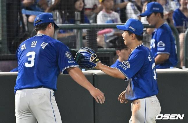 삼성 김헌곤(오른쪽)이 16일 사직 롯데전에서 6회말 김민성의 타구를 잡고 이닝 교체하며 최원태와 기쁨을 나누고 있다.