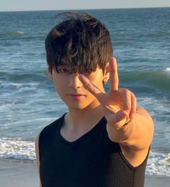 똘망똘망 꼬마 태형이는 25년 후 근육질 뷔가 되었습니다