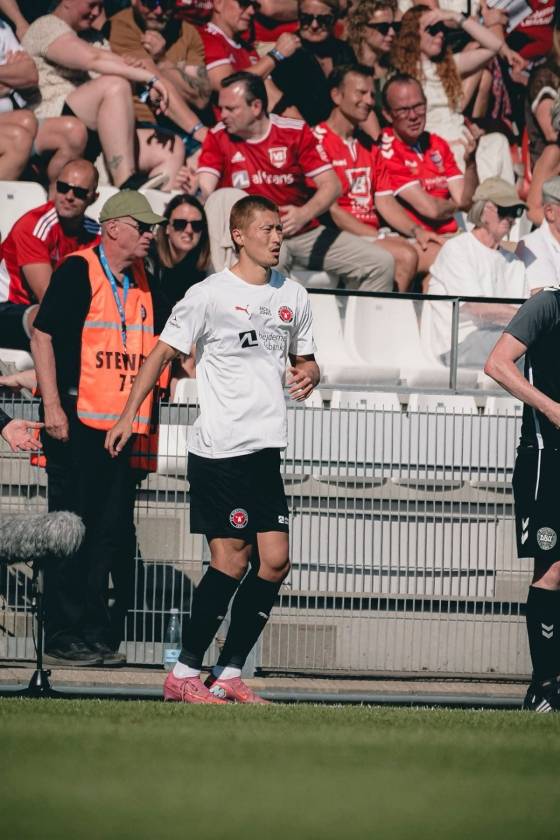 그라운드에 들어설 준비하는 조규성. /사진=미트윌란 공식 SNS 길무리