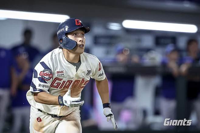 롯데 자이언츠 외야수 황성빈이 17일 부산 사직야구장에서 열린 2025 신한 SOL Bank KBO리그 삼성 라이온즈와의 팀 간 13차전에서 9회말 동점 솔로 홈런을 쳐냈다. 사진 롯데 자이언츠