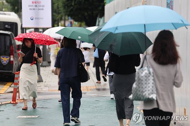 비 내리는 출근길 (서울=연합뉴스) 서대연 기자 = 집중호우가 이어진 14일 오전 서울 종로구 광화문광장 인근에서 우산을 쓴 시민들이 이동하고 있다. 2025.8.14 dwise@yna.co.kr