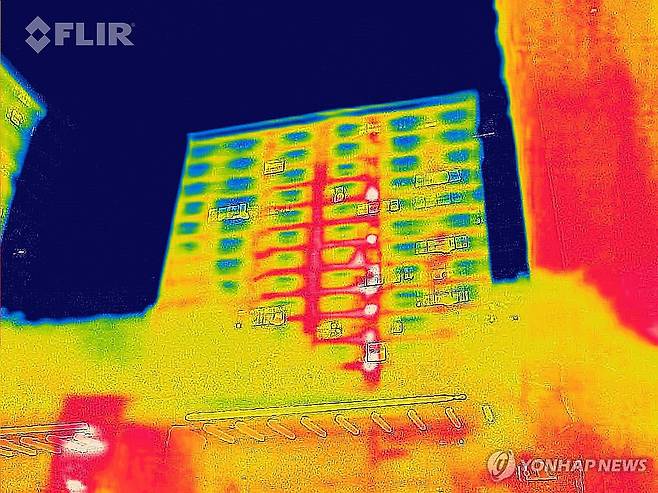 에어컨 없이는 견디기 힘든 더위 (서울=연합뉴스) 서대연 기자 = 지난달 21일 밤 서울 시내 한 아파트를 열화상 카메라로 촬영한 모습. 온도가 높은 곳은 붉게, 낮은 곳은 푸르게 표시돼 있다. 2025.8.18 dwise@yna.co.kr