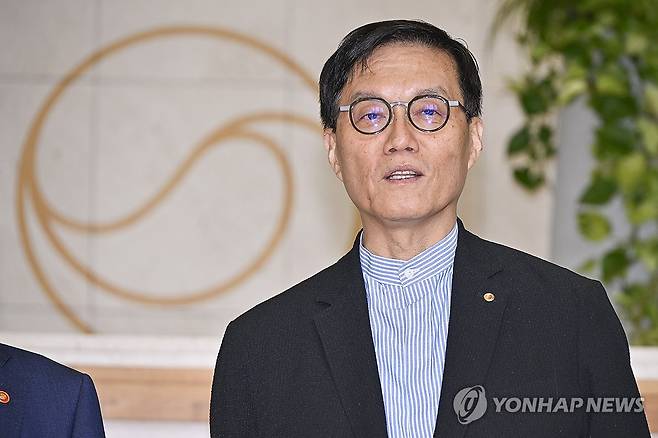 발언하는 이창용 한은 총재 (서울=연합뉴스) 진연수 기자 = 이창용 한국은행 총재가 7일 서울 중구 한국은행에서 구윤철 경제부총리 겸 기획재정부 장관을 만나 발언하고 있다. 2025.8.7 [공동취재] jin90@yna.co.kr