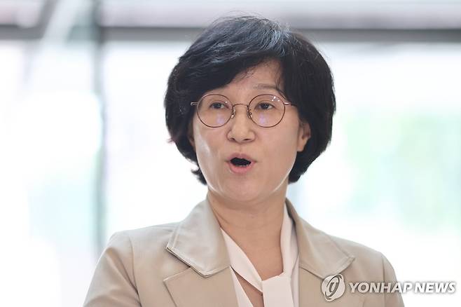 소감 밝히는 원민경 여성가족부 장관 후보자 (서울=연합뉴스) 윤동진 기자 = 원민경 여성가족부 장관 후보자가 18일 인사청문 준비 사무실이 마련된 서울 한국청소년활동진흥원으로 출근하며 소감을 밝히고 있다. 2025.8.18 mon@yna.co.kr