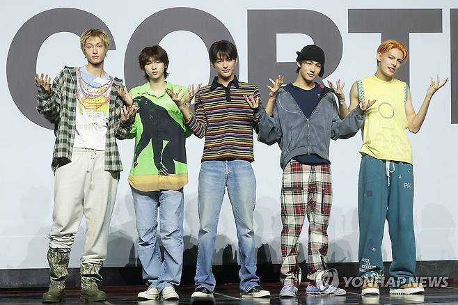 그룹 '코르티스' 데뷔 쇼케이스 (서울=연합뉴스) 류효림 기자 = 신인 그룹 코르티스가 18일 서울 용산구 블루스퀘어에서 열린 데뷔 기념 쇼케이스에서 포즈를 취하고 있다. 2025.8.18 ryousanta@yna.co.kr