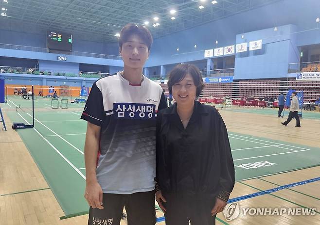 김원호와 길영아 삼성생명 감독 (밀양=연합뉴스) 설하은 기자 = 2024 파리 올림픽 배드민턴 혼합복식 은메달리스트 김원호와 길영아 삼성생명 감독이 지난 10일 경남 밀양배드민턴경기장에서 열린 경남과의 제105회 전국체육대회 배드민턴 남자 일반부 8강전 3경기 복식경기에서 기념 촬영하고 있다. 2024.10.11 soruha@yna.co.kr