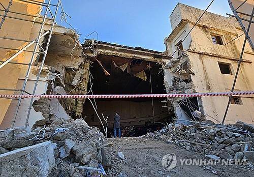 '역사 속으로' 사라져가는 원주 아카데미극장 (원주=연합뉴스) 이재현 기자 = 원주시 평원동 아카데미극장의 철거 작업이 본격 시작된 지난 20일 벽면에 커다란 구멍이 뚫린 극장의 모습을 철거 반대 측 시민들이 안타깝게 바라보고 있다. 2023.10.20 jlee@yna.co.kr