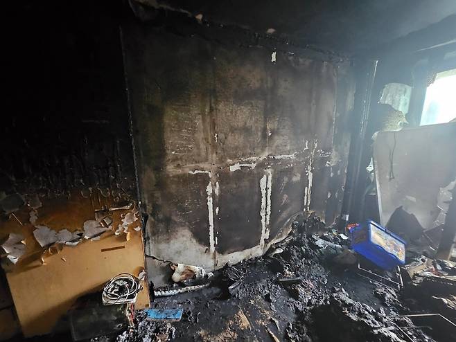 ▲ 19일 새벽 불이 난 동두천시 송내동 아파트 1층 내부가 불에 타 까맣게 그을려 있다. /사진제공=북부소방재난본부