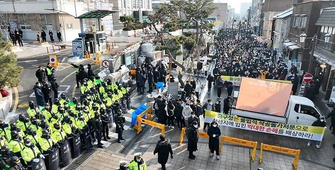 ▲ 2023년 12월20일 인천 중구청 앞에서 신천지예수교회 관계자들이 집회를 열고 옛 인스파월드 공사와 관련해 구의 착공 신고 불가 통보에 항의하고 있다. /인천일보DB