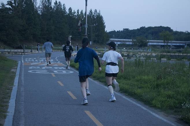 성남시에 위치한 사회적협동조합 일하는학교와 중부일보의 협업 프로그램 '모멘텀'에 참여하는 위기청년들이 성남시 탄천 일대에서 러닝을 하고 있다. 사진=일하는학교