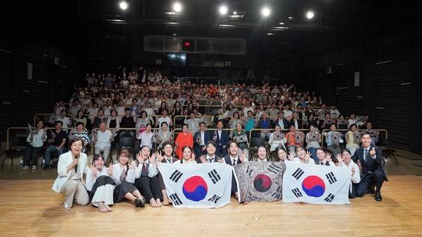 K-Starz 천신무예예술단이 공연 후 기념촬영하고 있다.&nbsp;[사진 =&nbsp; K-Starz 천신무예예술단]