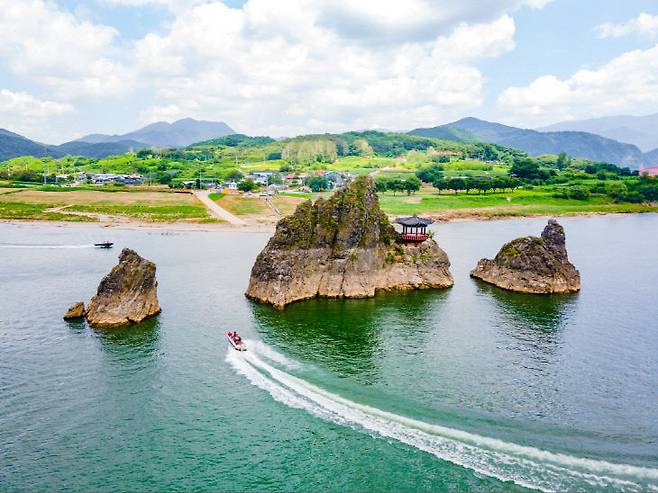광복절 연휴 도담삼봉을 찿아 모타보드를 타는 관광객들