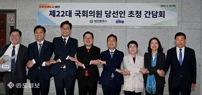 이장우 대전시장과 제22대 국회의원 당선인들이 16일 대전 동구 한국철도공사 회의실에서 열린 당선인 초청 간담회에 앞서 기념촬영을 하고 있다. 사진 왼쪽부터 장종태, 조승래, 장철민 당선인, 이 시장, 박범계, 박정현, 황정아, 박용갑 당선인. [사진=이성희 기자]