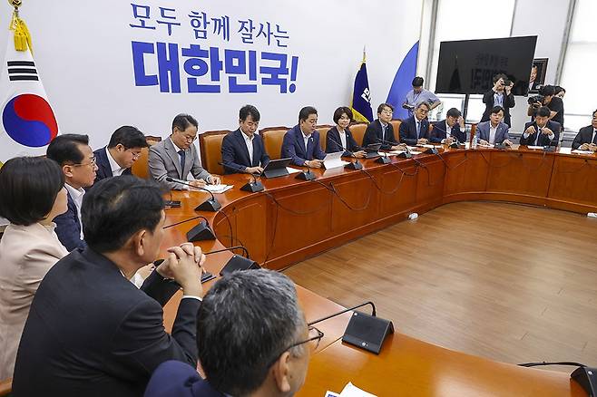 더불어민주당 김병기 원내대표가 19일 국회에서 열린 원내대책회의에서 8월 임시국회에서 처리를 추진할 법안에 대해 말하고 있다./연합뉴스