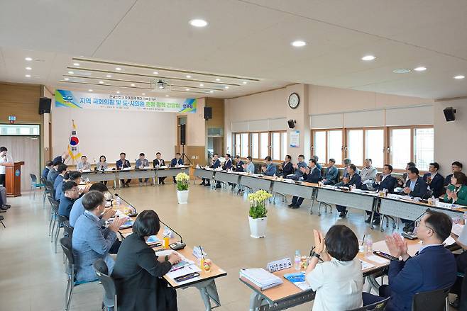 여수시가 지난 18일 보건소 회의실에서 지역 국회의원과 도의원, 시의회 의장단을 초청해 정책 간담회를 갖고 석유화학산업 경쟁력 강화 지원 등 지역의 주요 현안과 국·도비 지원사업을 심도있게 논의했다. /여수시 제공