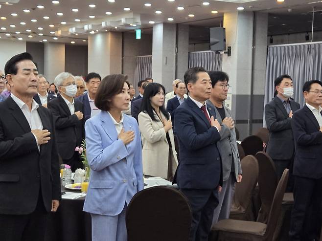 국민의힘 나경원 의원이 19일 광주홀리데이인호텔에서 열린 안태욱 국민의힘 광주시당 위원장 취임식에 참석해 지역 당원들과 국민의례를 하고 있다./정세영 기자
