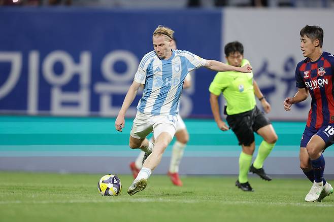 지난 16일 수원종합운동장에서 열린 K리그 수원FC와의 경기에서 울산 HD 공격수 루빅손이 슈팅을 날리고 있다. 울산 HD 제공