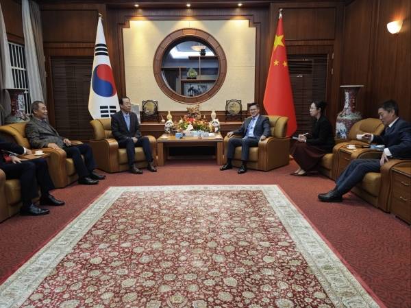 지난해 부산과 중국 간 경제교류 확대 및 우호 증진을 위한 진일표 주부산중국총영사와 간담회 모습.(정면 왼쪽 김영재 회장)﻿