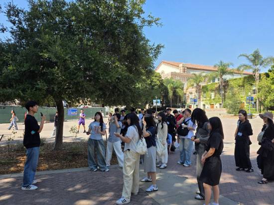 미 서부지역으로 해외문화체험을 떠난 하동군 고등학생들이 UCLA 캠퍼스 투어를 하고 있다. 사진=하동군장학재단