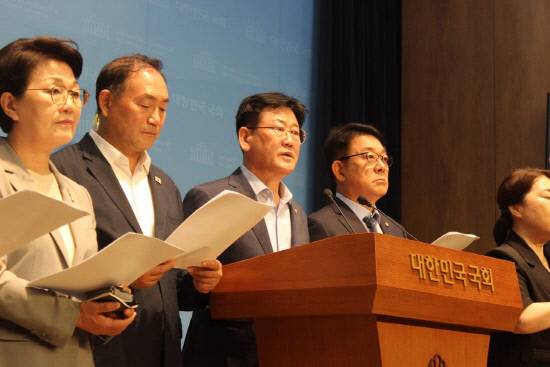 더불어민주당 김정호(김해을) 의원은 19일 국회 소통관에서 기자회견을 열고, 체코 원전 수주와 관련해 불평등한 계약 사항과 불공정 협정내용 등을 강하게 비판하며 책임자 문책 및 재협상 대책을 촉구했다.