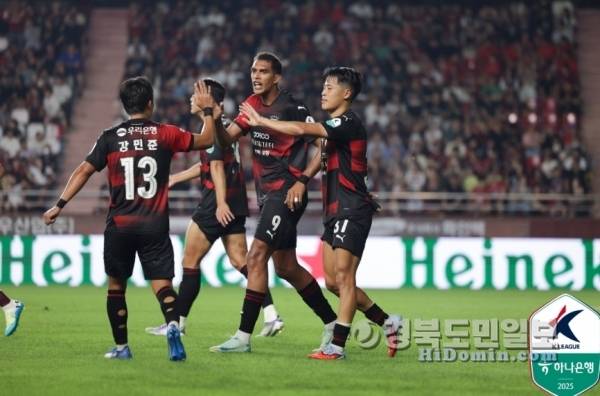 포항스틸러스가 오는 24일 전북현대와의 포항 홈경기에서 반드시 승리해 지난번 역전패당한 아픔을 배로 돌려주겠다며 벼르고 있다. 사진은 지난 광주와의 경기장면. 사진=한국프로축구연맹 제공