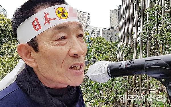 지난 2021년 일본 정부의 후쿠시마 원전 방사능 오염수 방류 철회 촉구 기자회견에서 발언하고 있는 장봉길 하가리장(당시 제주시 이장단협의회 회장). ⓒ제주의소리 자료사진