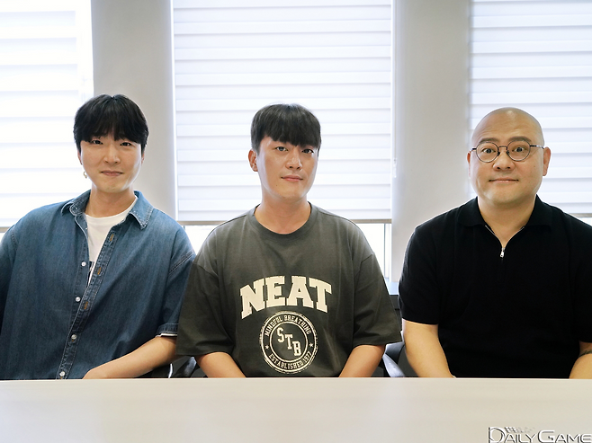 서든어택 챔피언십의 목소리를 담당하는 '그니' 해설위원과 김규환 캐스터, 온상민 해설위원.