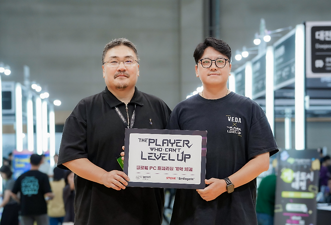 스마일게이트 여승환 이사(좌)와 트라이펄게임즈 정만손 대표가 글로벌 퍼블리싱 협약식에 참석했다(제공=스마일게이트 스토브).