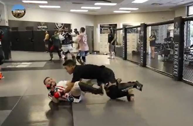 현 UFC 밴텀급 챔피언 메랍 드발리쉬빌리를 테이크다운시키는 윤창민. 사진=유튜브 ‘매미킴’ 캡처