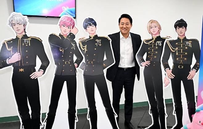 오세훈 서울시장(왼쪽 네번째)이 글로벌 버추얼 보이그룹 ‘플레이브’와 기념촬영 하고 있다.(사진=서울시)