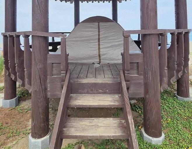 삼척시 근덕면 하맹방 해수욕장 인근에 있는 정자에 텐트가 설치된 모습. (사진=온라인 공간 갈무리)