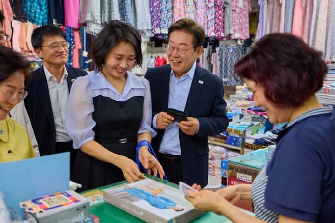 이재명 대통령과 김혜경 여사가 지난 17일 서울 은평구 연서시장을 방문해 잠옷 구매를 하고 있다. 이날 이 대통령은 민생회복 소비쿠폰 효과 민심 청취를 하며 생활용품과 찬거리를 온누리상품권으로 구매했다.(사진=대통령실 제공)