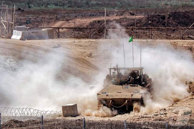 지난 7월 이스라엘 남부 가자지구 접경 지역의 한 군사 거점에서 이스라엘군 보병 전투 차량(IFV)이 먼지를 일으키며 이동하고 있다. 2025.07.23. ⓒ AFP=뉴스1 ⓒ News1 윤다정 기자